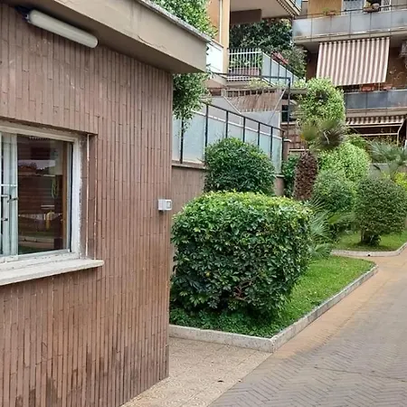 Con Giardino Via Silvestri 아파트 *